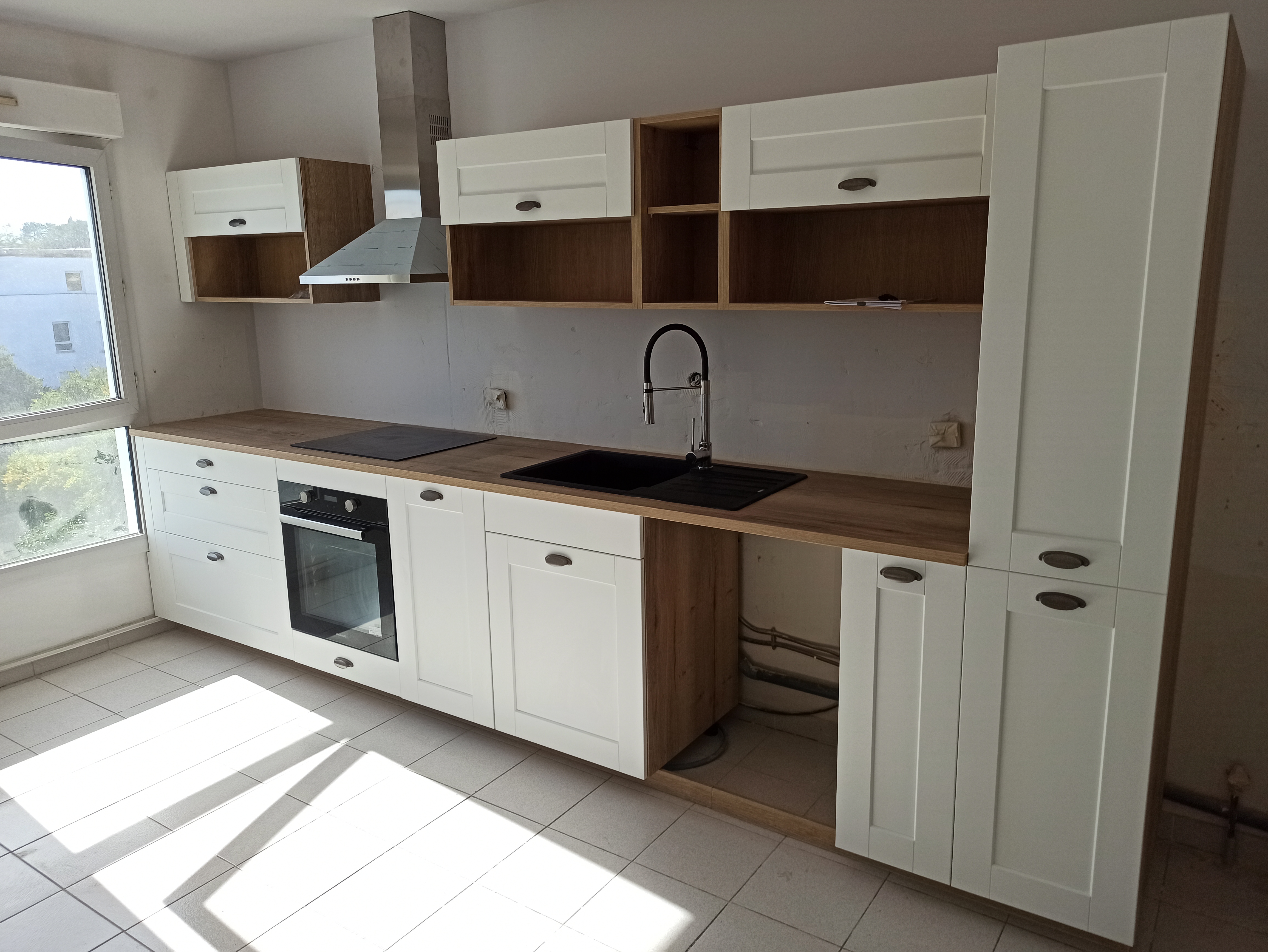 Cuisine blanche installée en 2023 à Montpellier par SAGILIS
