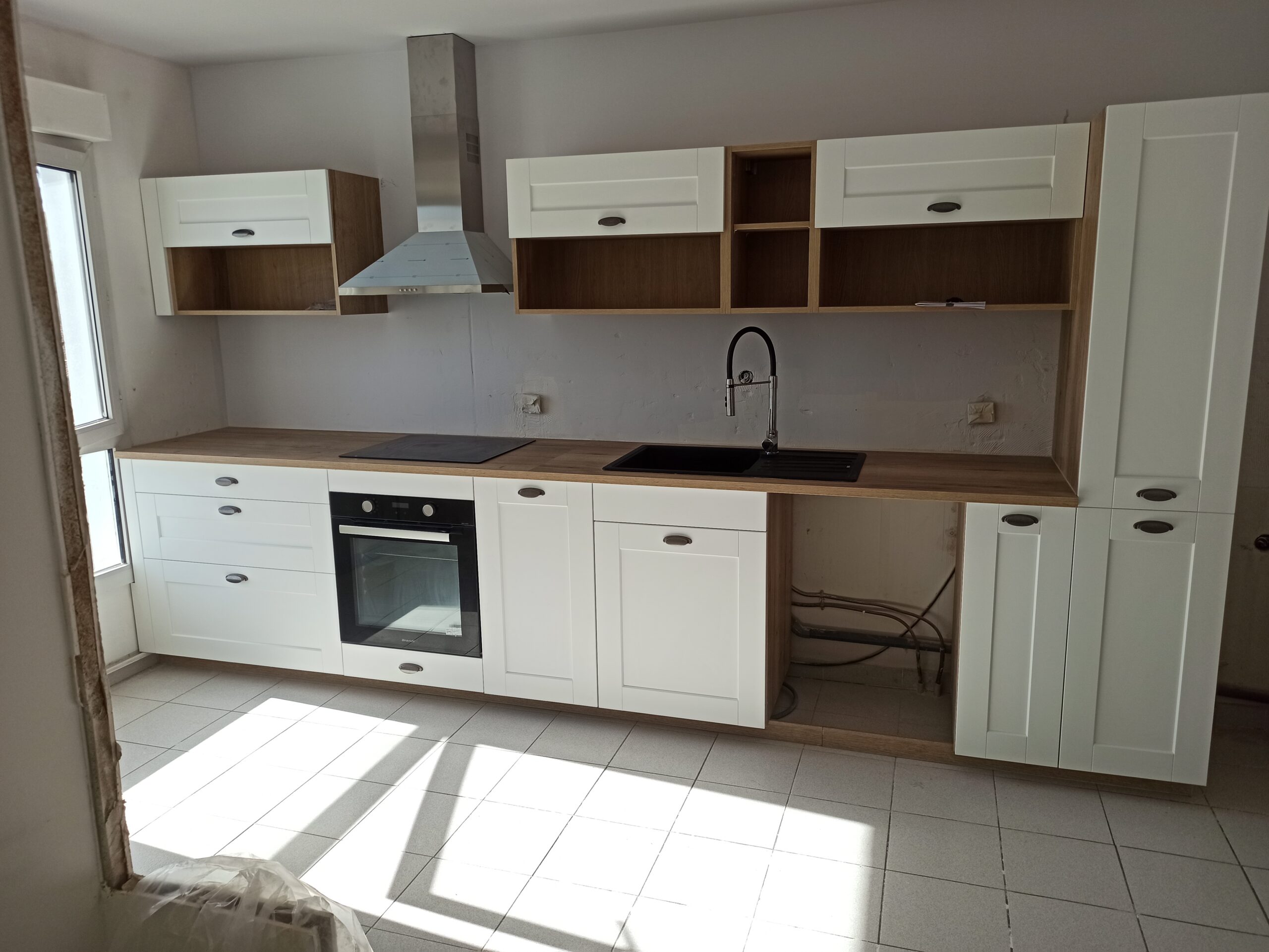 Cuisine blanche installée en 2023 à Montpellier par SAGILIS
