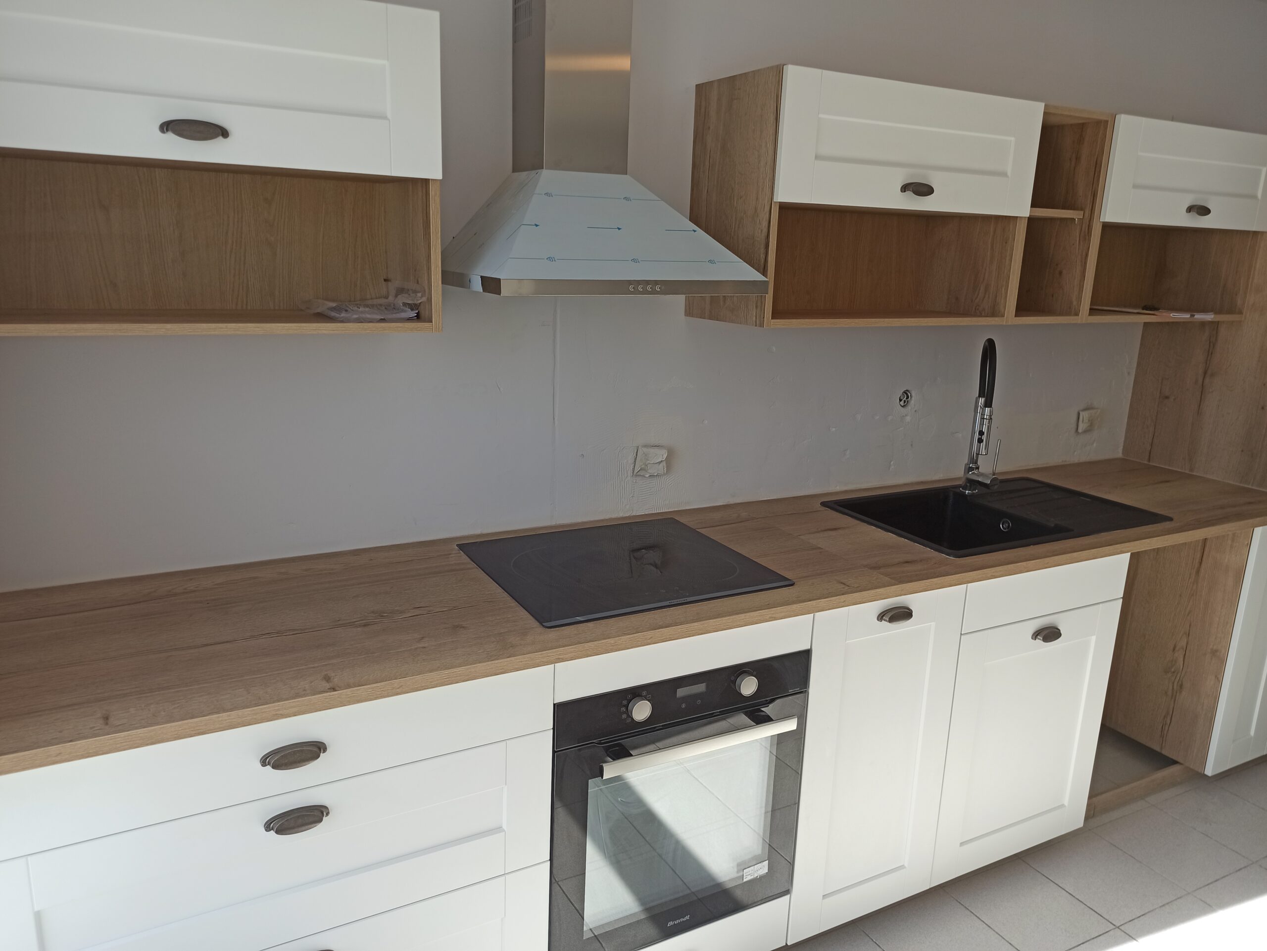 Cuisine blanche installée en 2023 à Montpellier par SAGILIS