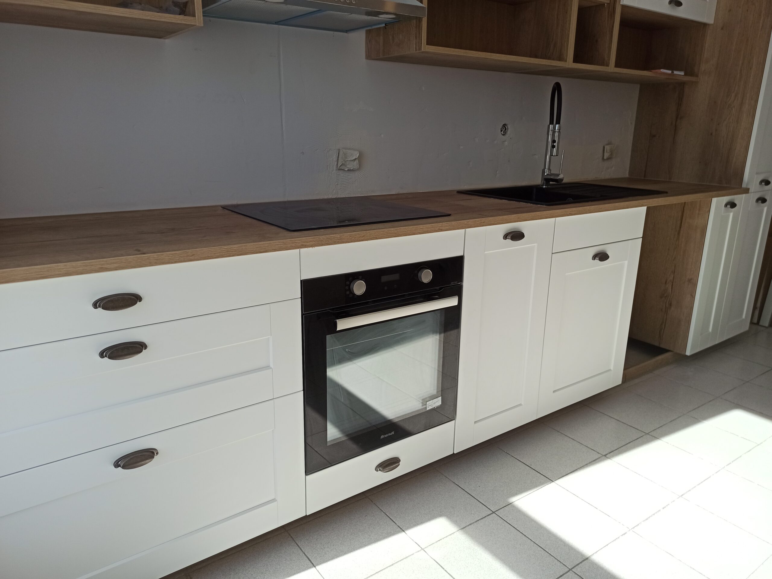 Cuisine blanche installée en 2023 à Montpellier par SAGILIS